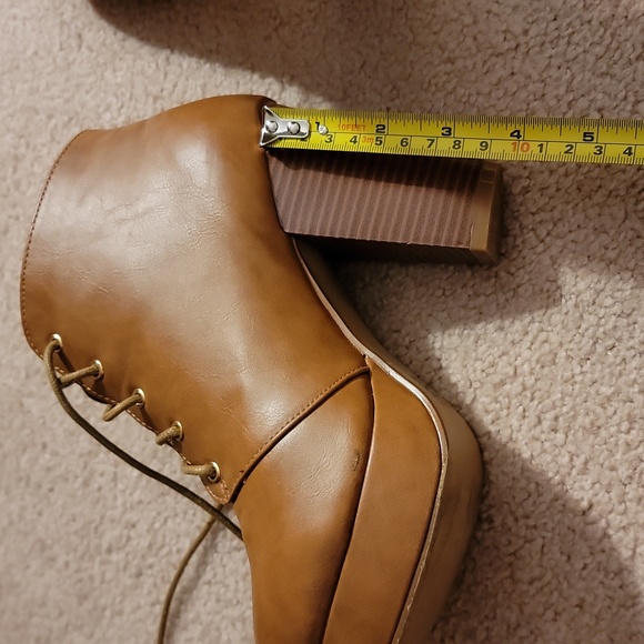 Tan lace up booties. Great condition. Approx 3.5 in chunky heel. Size 8. - Picture 6 of 6